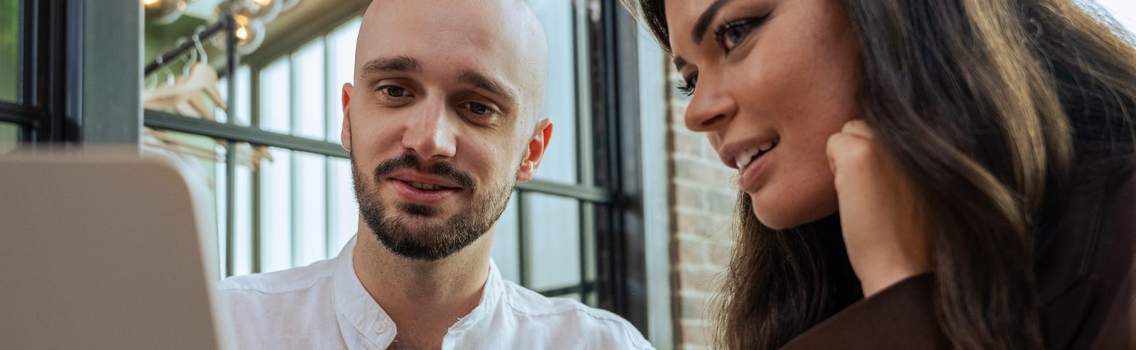 Une entrepreneuse en rendez-vous avec son juriste