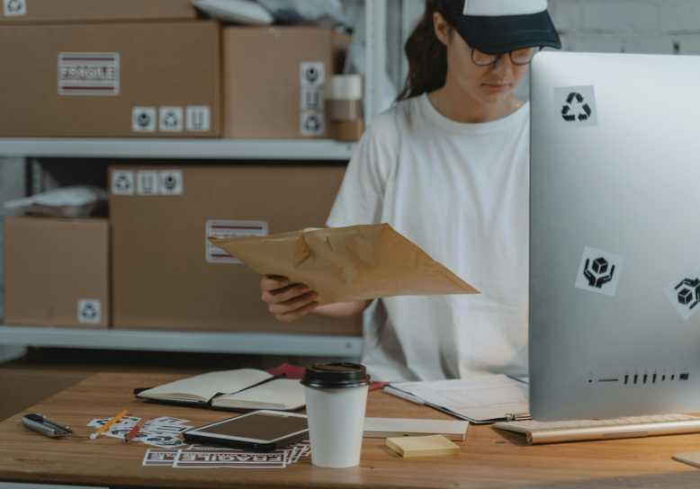 Une e-commerçante préparant des colis