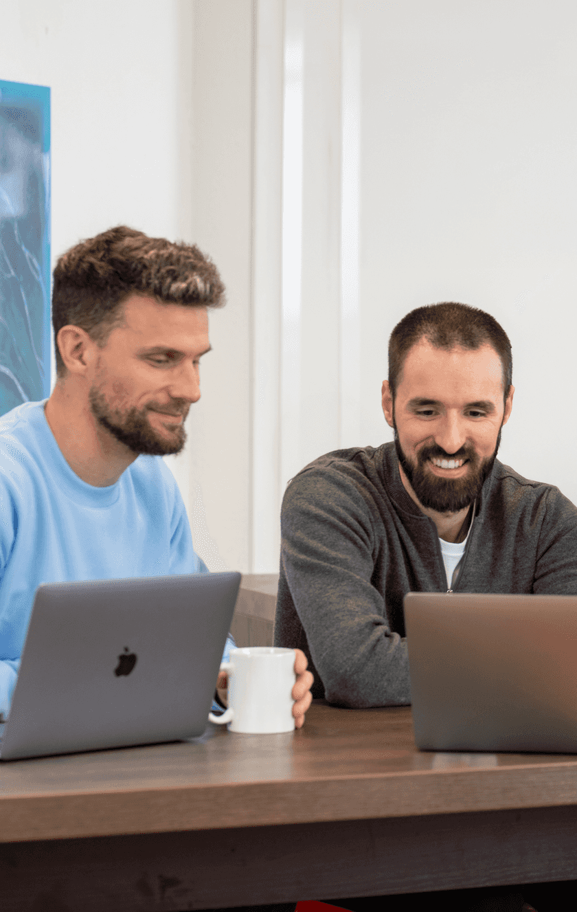 Deux entrepreneurs gérant leur entreprise sur l'appli Dougs