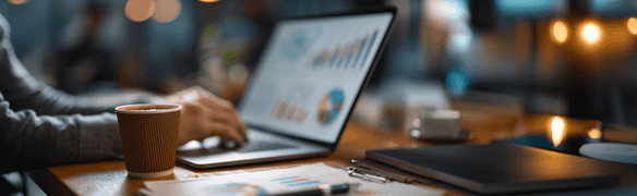Un entrepreneur analysant ses factures sur ordinateur