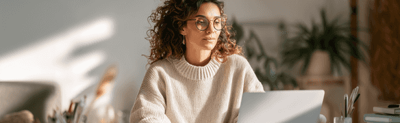 Une entrepreneuse travaillant à son bureau