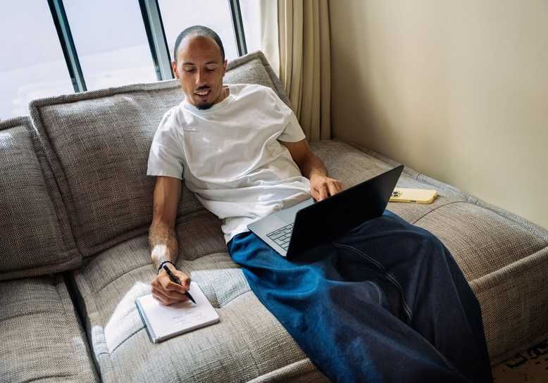 Un freelance qui travaille sur son ordinateur portable
