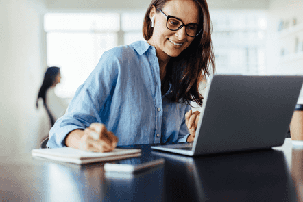 Une experte-comptable Dougs au travail