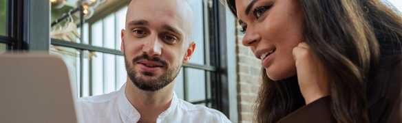 Une entrepreneuse en rendez-vous avec son juriste