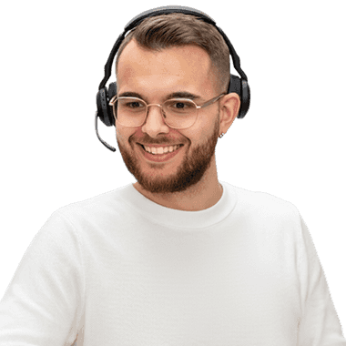 Un conseiller Dougs avec un casque téléphonique