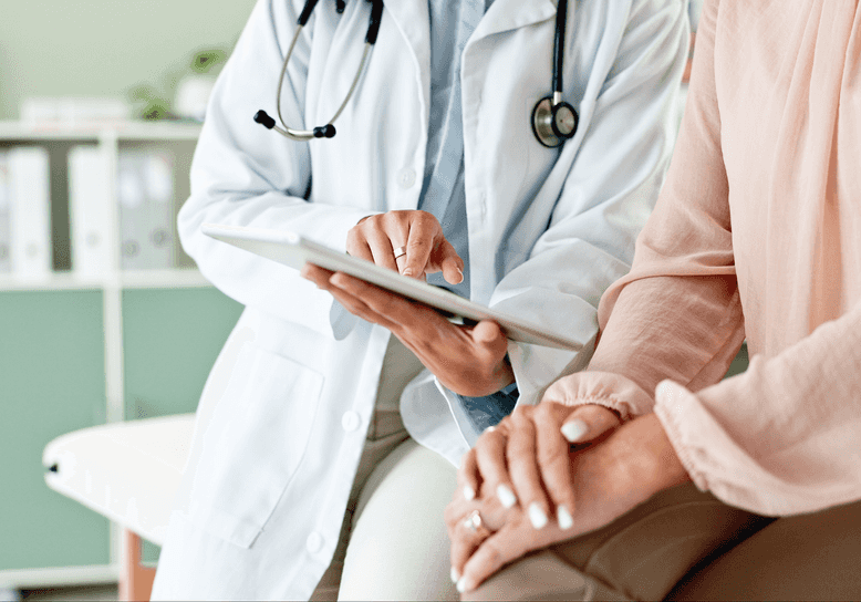 Une professionnelle de santé en consultation