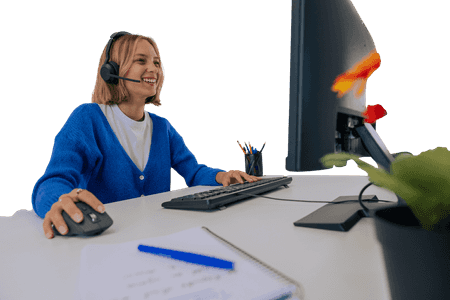 Une conseillère Dougs à son poste de travail