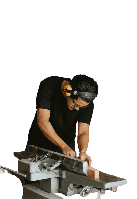 Un artisan au travail dans son atelier